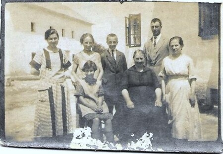 Ivana Karuza Jurca z družino, petimi otroci in sorodnico, okrog leta 1925